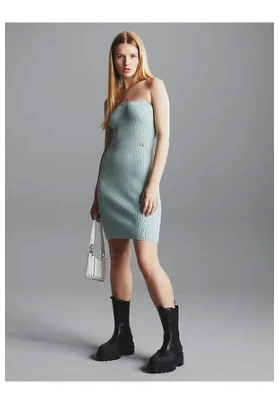  Vestido sin tirantes de canalé metalizado