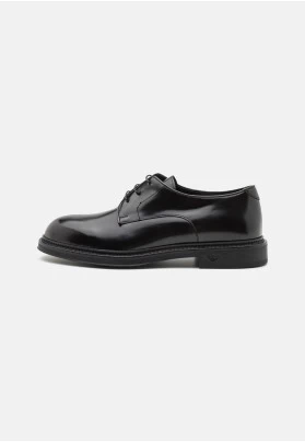 LACED SHOE - ZAPATOS CON CORDONES