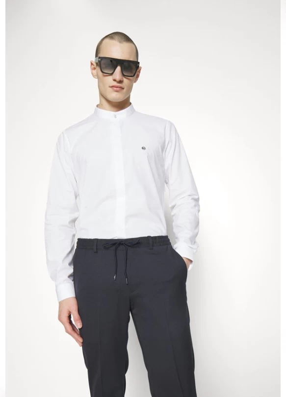 2_Camisa blanca elegante ichael Kors