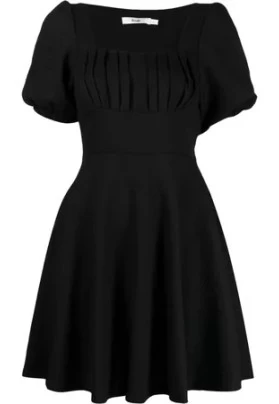  Vestido acampanado corto.