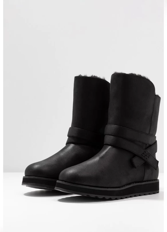 3_KEEPSAKES 2.0 - Botas