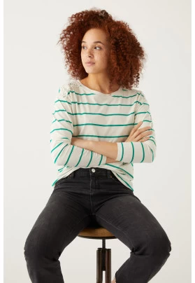 Camiseta rayas hombros crochet